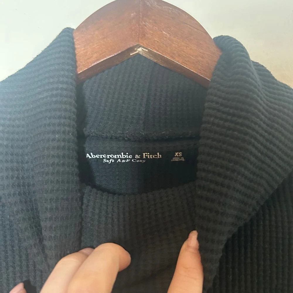 EUC Abercrombie & Fitch Waffle‎ Knit Turtleneck Women XS Black Cropped Top